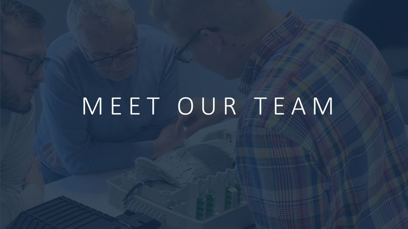 Projekt Manager erklärt anderen Mitarbietern wie Glasfaser korrekt angeschlosse werden