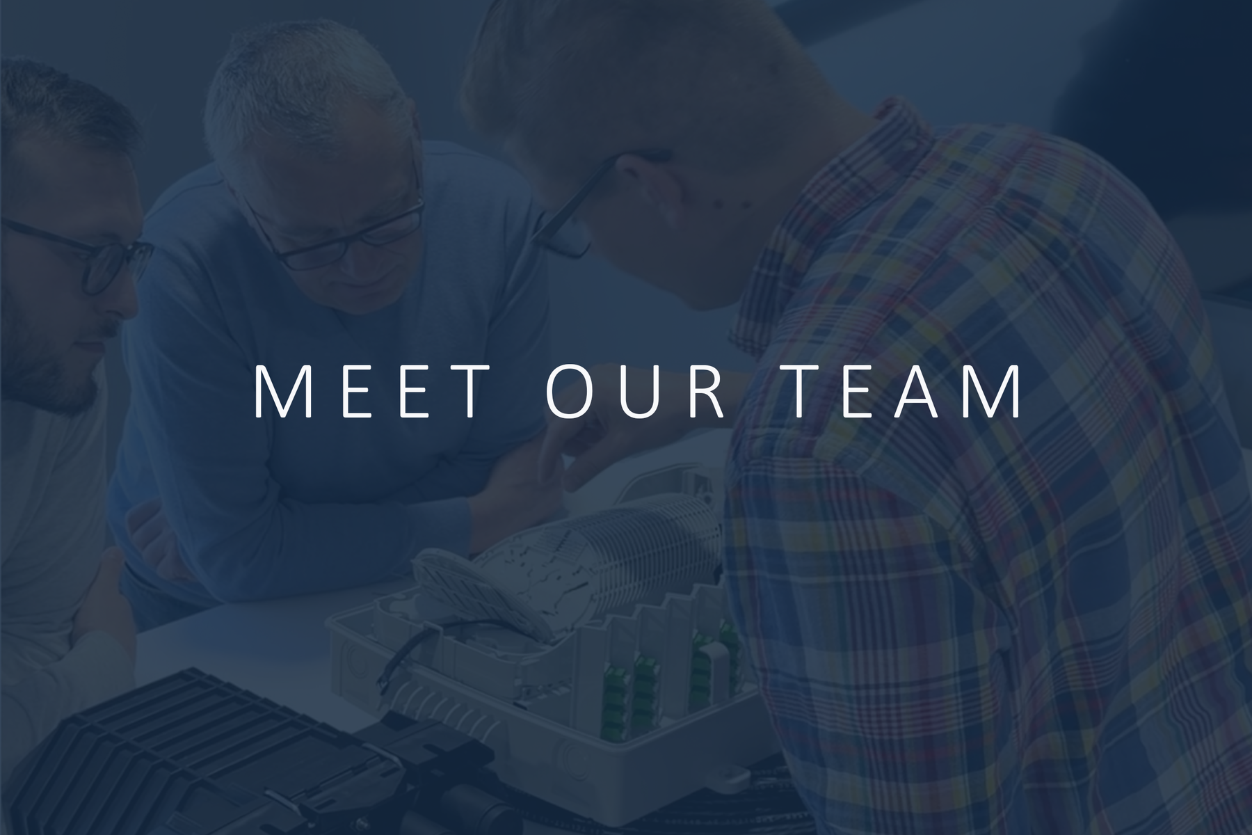 Projekt Manager erklärt anderen Mitarbietern wie Glasfaser korrekt angeschlosse werden